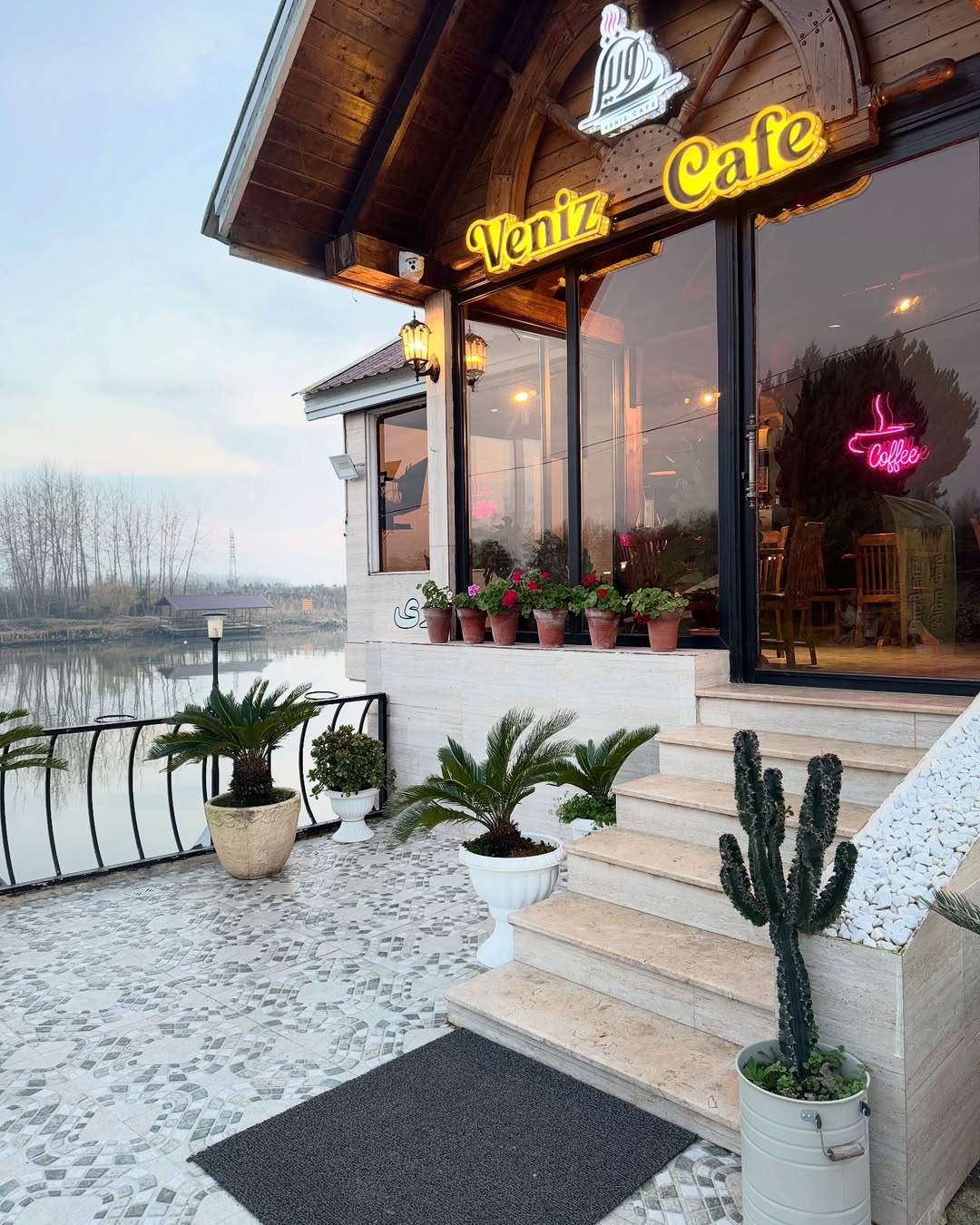 کافه ونیز انزلی - رستوران در بندرانزلی